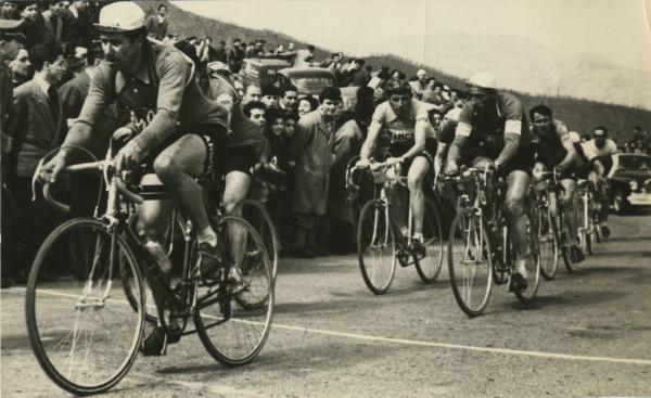 Ciclismo - Corsa Milano-Sanremo 1953 - Nino Assirelli, Fausto Coppi e Ferdi Kubler in azione