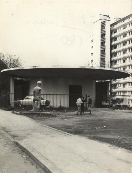 Milano - QT8 - Via Giuseppe Pagano Pogatschnig 40 - Bambini giocano davanti a un edifico circolare - Case d'abitazione - Statua