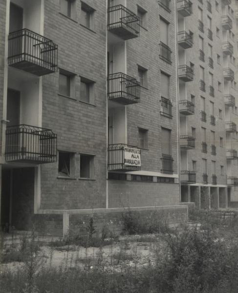 Milano - Quartiere Gallaratese - Palazzi di edilizia popolare - Appartamenti non agibili - Cartello di protesta contro la burocrazia