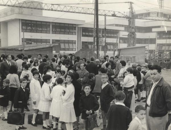 Milano - Quartiere Gratosoglio - Bambini e genitori davanti alla scuola ancora in costruzione