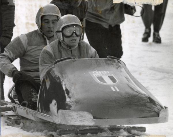 Sport invernali - Bob a due maschile - Garmisch Partenkirchen (Germania) - Campionati mondiali di bob 1958 - I vincitori Eugenio Monti e Renzo Alverà tagliano il traguardo su Italia II
