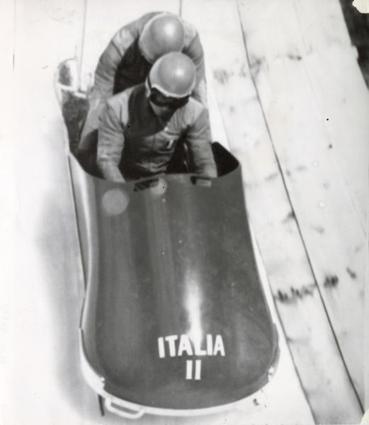 Sport invernali - Bob a due maschile - Cortina d'Ampezzo - Campionati mondiali di bob 1960 - Eugenio Monti e Renzo Alverà in azione su Italia II