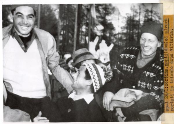 Sport invernali - Bob a due maschile - Cortina d'Ampezzo - Campionati mondiali di bob 1960 - Eugenio Monti e Renzo Alverà festeggiati dopo la vittoria