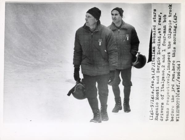 Sport invernali - Bob a due maschile - Igls (Austria) - Giochi della IX Olimpiade invernale 1964 - Eugenio Monti e Sergio Zardini, piloti di Italia II e Italia I, fanno un giro di ricognizione sulla pista