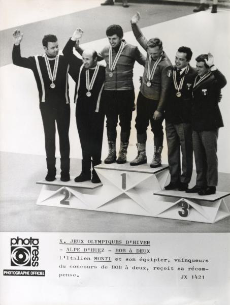 Sport invernali - Bob a due maschile - Alpe d'Huez (Francia) - Giochi della X Olimpiade invernale 1968 - Eugenio Monti e Luciano De Paolis su podio tra le squadre di Germania Ovest (seconda) e Romania (terza) - Premiazione