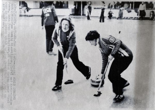 Sport invernali - Curling femminile - Perth (Regno Unito) - Campionati mondiali di curling 1980 - Le svizzere Cecile Blanvillian e Marie-Louise Favre in azione
