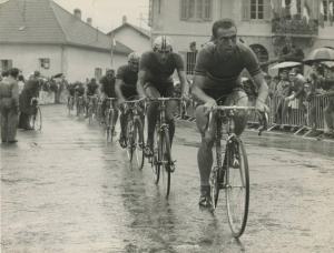 Ciclismo - Vittorio Adorni - Sallanches (Francia) - Campionati del mondo di ciclismo su strada 1964 - Gara in linea professionisti - Hendrik Van Looy in azione davanti al gruppo
