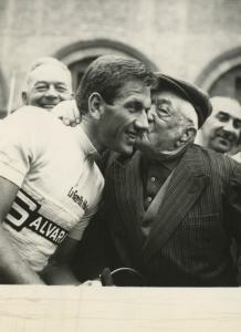 Ciclismo - Vittorio Adorni - 49° Giro d'Italia - Tappa Parma-Arona - Sulla linea di partenza - Nonno Enrico abbraccia il nipote