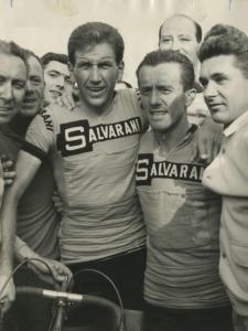 Ciclismo - Vittorio Adorni - Vignola - Corsa Milano -Vignola 1966 - Festeggiamenti con il vincitore Adriano Durante