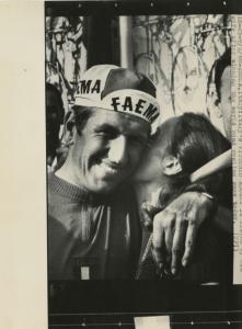 Ciclismo - Vittorio Adorni - Imola - Campionati del mondo di ciclismo su strada 1968 - Gara in linea professionisti - Baciato dalla moglie dopo la vittoria