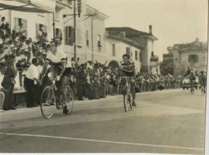 Ciclismo - Ercole Baldini - Circuito di Chignolo Po 1959 - Il vincitore taglia il traguardo davanti a Oreste Magni
