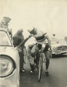 Ciclismo - Ercole Baldini - 46° Tour de France - Tappa Roubaix-Rouen - Foratura - A sinistra Alfredo Binda assiste alla riparazione