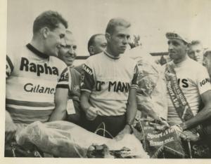 Ciclismo - Ercole Baldini - Parigi (Francia) - Grand Prix des Nations 1960 - Il vincitore accanto a Joseph Vloebergs e Raymond Mastrotto