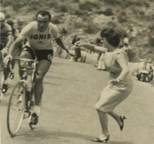 Ciclismo - Ercole Baldini - Gran Premio Industria e Commercio di Prato 1961 - La moglie di Baldini porge una borraccia al marito