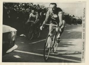 Ciclismo - Ercole Baldini - Giro della Calabria 1963 - Il vincitore taglia il traguardo