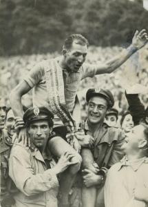 Ciclismo - Gino Bartali - Milano - 29° Giro d'Italia - Il vincitore portato in trionfo