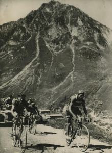 Ciclismo - Gino Bartali - 35° Tour de France - Tappa Lourdes-Tolosa - Il vincitore della tappa seguito da Andre Brule