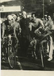 Ciclismo - Gino Bartali - Giulio Bresci - Sul traguardo al termine di una gara