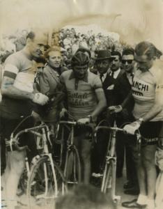 Ciclismo - Gino Bartali - Cologno Monzese - "Circuito degli Assi" - Criterium 1954 - Con Fausto Coppi e Fiorenzo Magni sulla linea di partenza