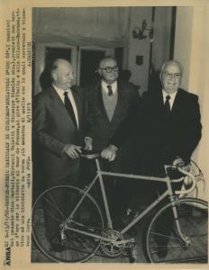 Ciclismo - Gino Bartali - Varese - Premio nazionale di ciclismo "Scoiattolo d'oro" - Con Giovanni Valetti e Giuseppe Olmo - Consegna del premio "Scoiattolo d'oro" 1988