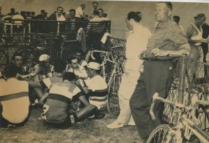 Ciclismo - Alfredo Binda - Commissario tecnico della Nazionale con Fausto Coppi e altri ciclisti