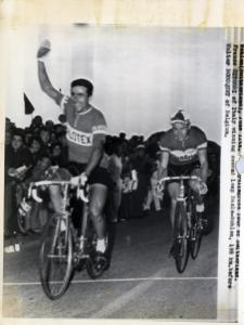 Ciclismo - Franco Bitossi - Tour de Suisse 1965 - Tappa Basilea-Wohlen - L'arrivo trionfante davanti a Walter Boucquet