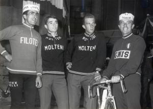 Ciclismo - Franco Bitossi - Milano - Giro di Lombardia 1965 - Punzonatura - Con Michele Dancelli, Gianni Motta e Adriano Durante
