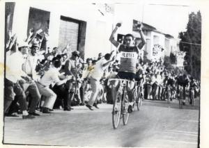Ciclismo - Franco Bitossi - Peccioli - Coppa Sabatini 1966 - Il vincitore taglia il traguardo