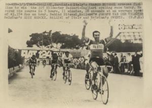 Ciclismo - Franco Bitossi - Corsa Sassari-Cagliari 1968 - Il vincitore taglia il traguardo davanti a Joseph Van Der Veleuten ed Eddy Merckx