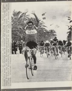 Ciclismo - Franco Bitossi - Corsa Tirreno-Adriatico 1968 - Tappa Pescasseroli-San Benedetto del Tronto - Il vincitore taglia il traguardo davanti a Claudio Michelotto