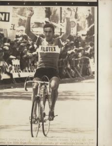 Ciclismo - Franco Bitossi - Zurigo (Svizzera) - Campionato di Zurigo 1968 - Il vincitore alza le braccia al traguardo