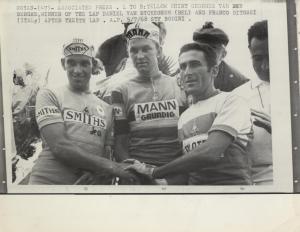 Ciclismo - Franco Bitossi - 55° Tour de France - Tappa  Nantes-Royan - Sul podio con Georges Van Den Berghe e Daniel Van Ryckeghem