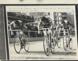 Ciclismo - Franco Bitossi - Napoli - Giro della Campania 1970 - Il vincitore taglia il traguardo davanti a Gianfranco Bianchin
