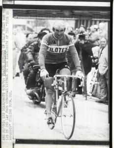 Ciclismo - Franco Bitossi -Tour de Romandie 1970 - Tappa Ovronnaz-Les Diablerets - Il vincitore della tappa taglia il traguardo