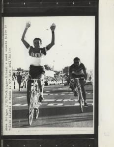 Ciclismo - Franco Bitossi - Bologna - Giro dell'Emilia 1970 - Il vincitore taglia il traguardo davanti a Italo Zilioli