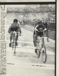 Ciclismo - Franco Bitossi - Como - Giro di Lombardia 1970 - Il vincitore taglia il traguardo davanti a Felice Gimondi