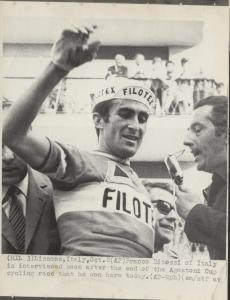 Ciclismo - Franco Bitossi - Lissone - Coppa Agostoni 1971 - Adriano De Zan intervista il vincitore sul podio