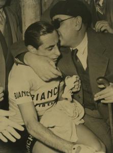 Ciclismo - Biagio Cavanna - Il massaggiatore di Fausto Coppi abbraccia il Campionissimo