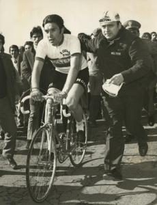 Ciclismo - Ernesto Colnago - Con Eddy Merckx impegnato in una gara