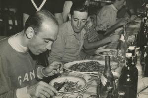 Ciclismo - Fausto Coppi - 38° Tour de France - Tappa Parigi-Caen - A pranzo con Fiorenzo Magni