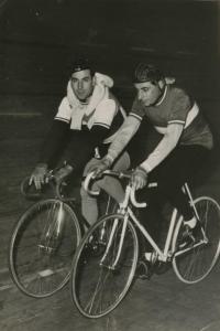 Ciclismo - Fausto Coppi - Parigi (Francia) - Sei Giorni di Parigi 1952 - In allenamento sulla pista con Emile Carrara