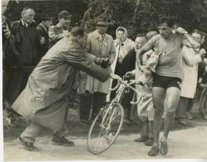 Ciclismo - Fausto Coppi - Copenaghen - Campionati del mondo di ciclismo su strada 1956 - Gara in linea professionisti - In piedi dopo una caduta