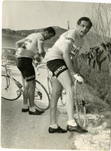 Ciclismo - Fausto Coppi - Riccardo Filippi - Giro di Romagna 1958 - Foratura della gomma