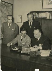 Ciclismo - Fausto Coppi - Milano - Firma del contratto con la Bianchi per la stagione 1955-56