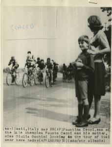 Ciclismo - Fausto Coppi - Asti - Faustino Coppi e la madre Giulia Occhini osservano il passaggio del Giro d'Italia 1963