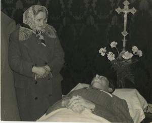 Ciclismo - Tortona - Ospedale - Camera mortuaria - La madre di Fausto Coppi davanti alla salma del figlio
