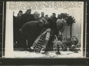 Ciclismo - Castellania - Cimitero - Felice Gimondi e Luciano Pezzi depongono una corona di fiori sulla tomba di Fausto Coppi