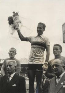 Ciclismo - Leandro Faggin - Parigi (Francia) - Campionati del mondo di ciclismo su pista 1958 - Inseguimento individuale professionisti  - Premiazione del vincitore Roger Riviere