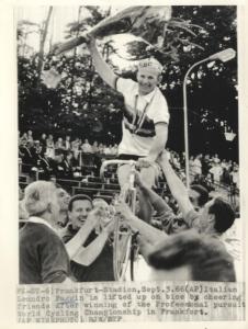 Ciclismo - Leandro Faggin - Francoforte sul Meno (Germania) - Campionati del mondo di ciclismo su pista 1966 - Inseguimento individuale professionisti - Il vincitore portato in trionfo dagli ammiratori