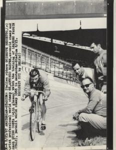 Ciclismo - Leandro Faggin - Amsterdam (Paesi Bassi) - Campionati del mondo di ciclismo su pista 1967 - In allenamento - Assistito da  Giuseppe Beghetto, Antonio Maspes e Guido Costa